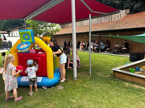 Krippe Regenwald Kinder spielen unter der neuen Doppelmarkise im Schatten.